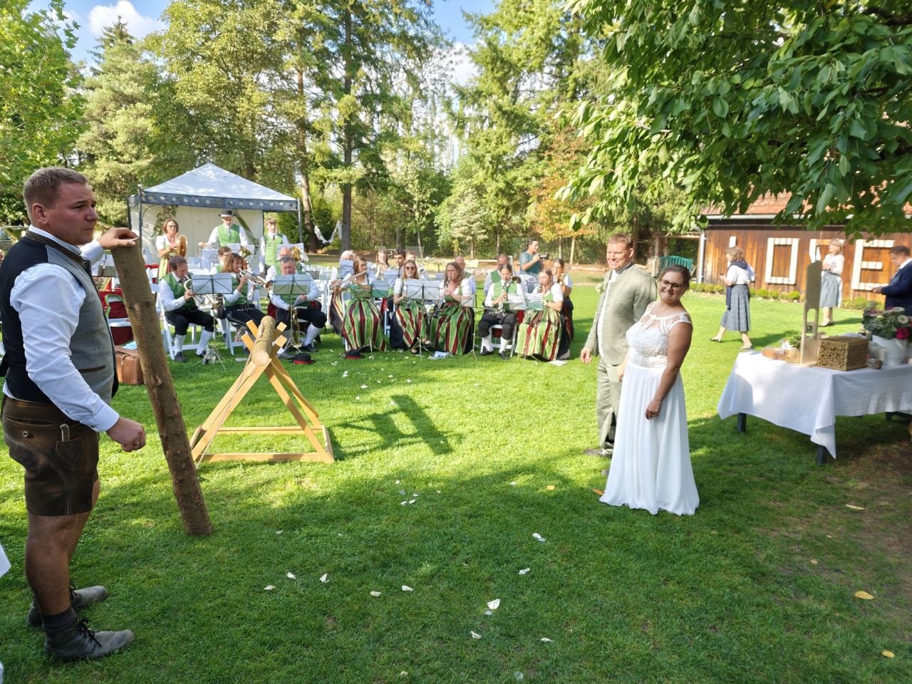 2026.09.12_Hochzeit-Gleiss_Brautpaar-Rasen