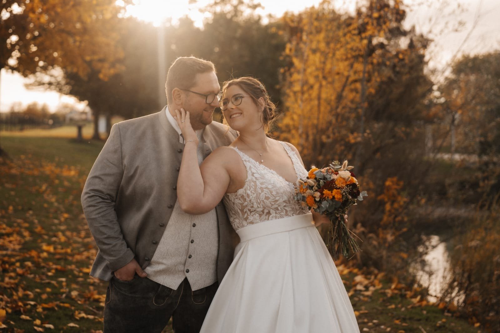 Michaela und Peter Reiter als Brautpaar im herbstlichen Abendlicht
